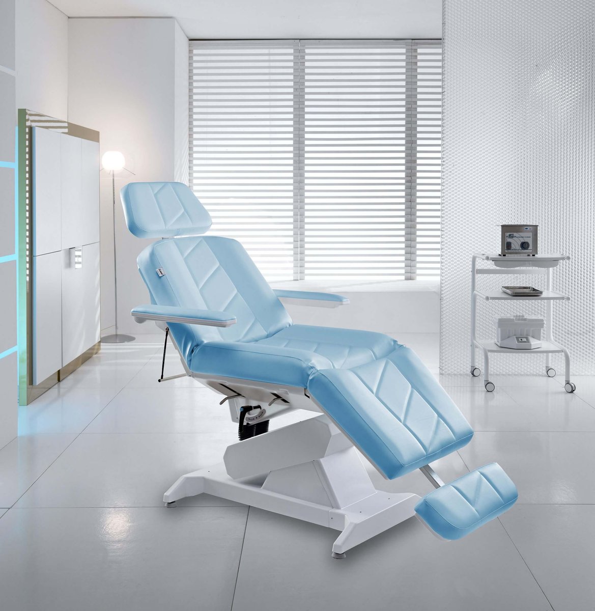 Lemi, fauteuil et table pour chirurgie esthétique et dermatologie